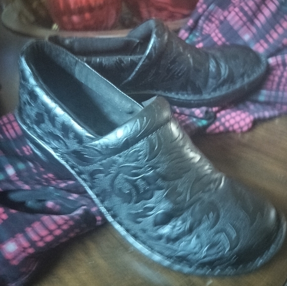 B.O.C. black leather slip-on shoes size 7 - Picture 3 of 5